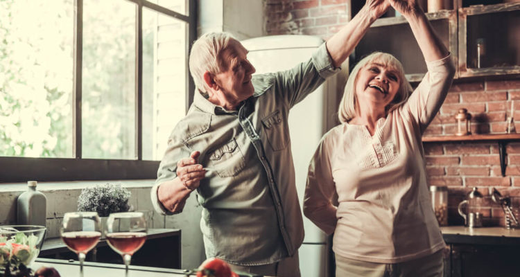 Вчені знайшли ключ до розгадки життя після 100 років – він криється в кишечнику