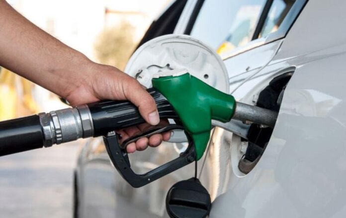 Названо 4 звички водіїв, які сильно збільшують витрату палива